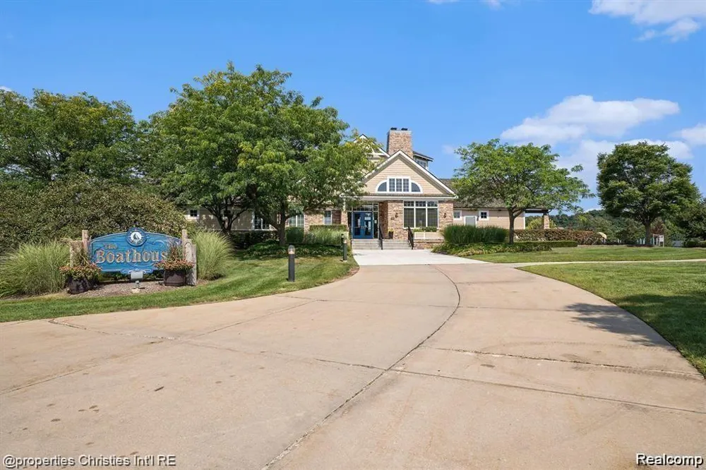 49674 Timber Trail Novi City, MI 48374