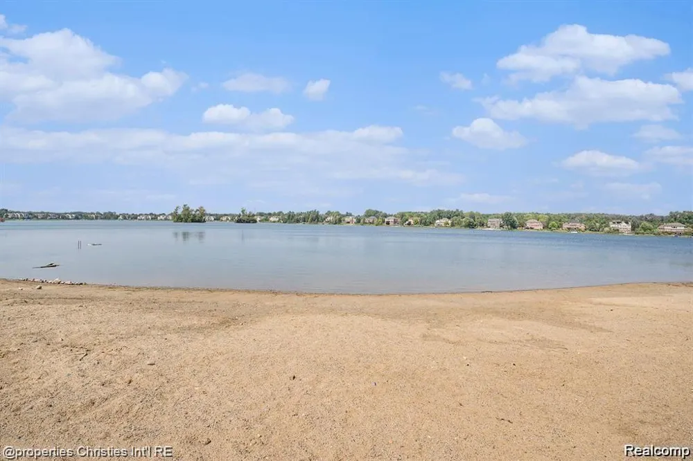49674 Timber Trail Novi City, MI 48374
