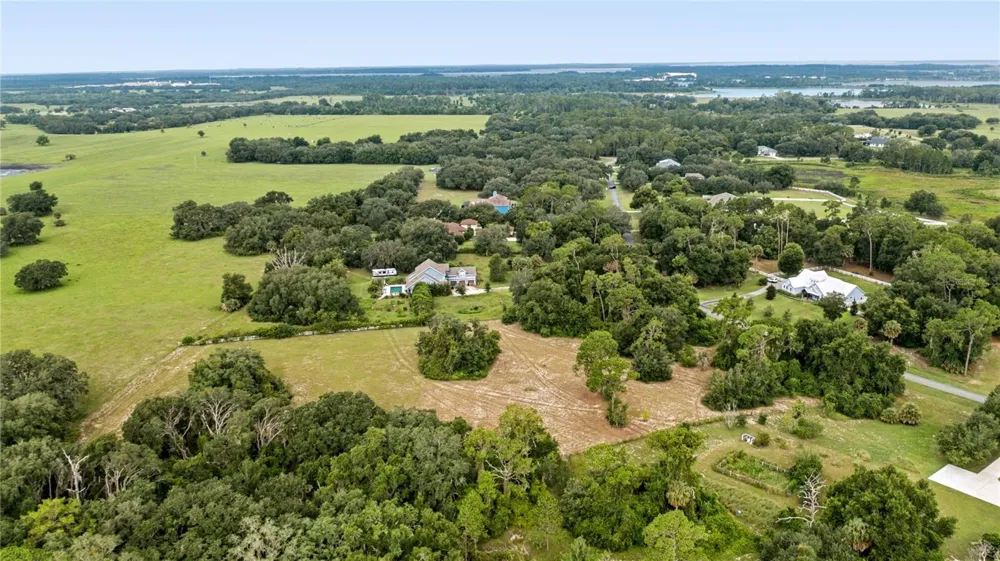 TROTTING HORSE LANE Tavares, FL 32778
