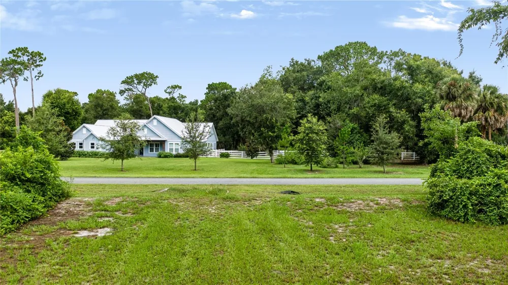 TROTTING HORSE LANE Tavares, FL 32778