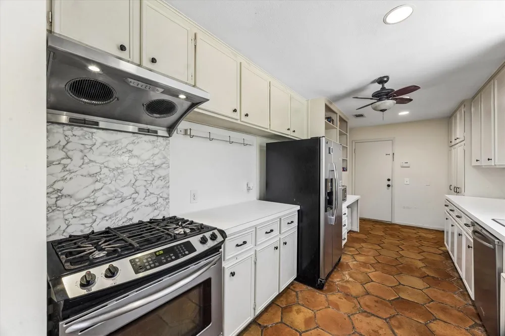 5154 Beechnut St Houston, TX 77096
