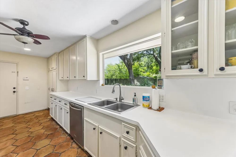 5154 Beechnut St Houston, TX 77096
