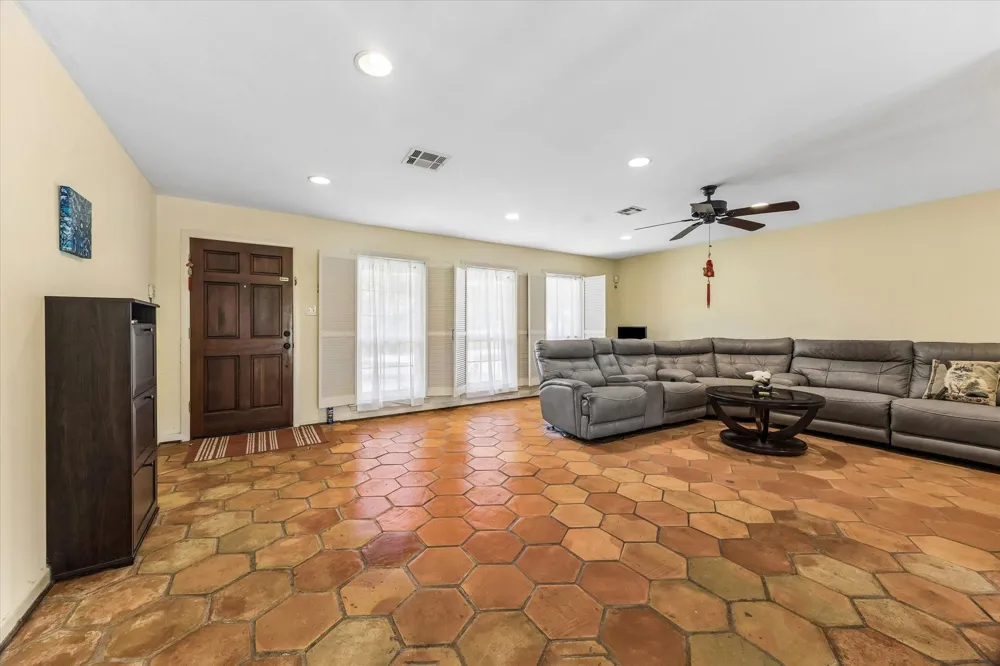 5154 Beechnut St Houston, TX 77096