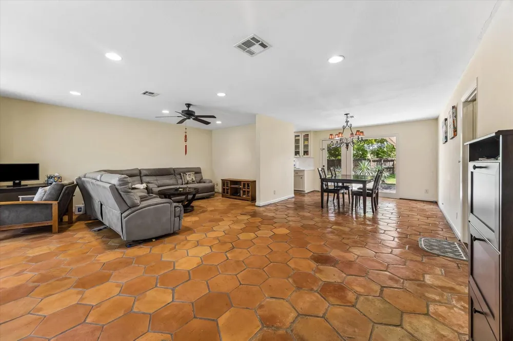 5154 Beechnut St Houston, TX 77096