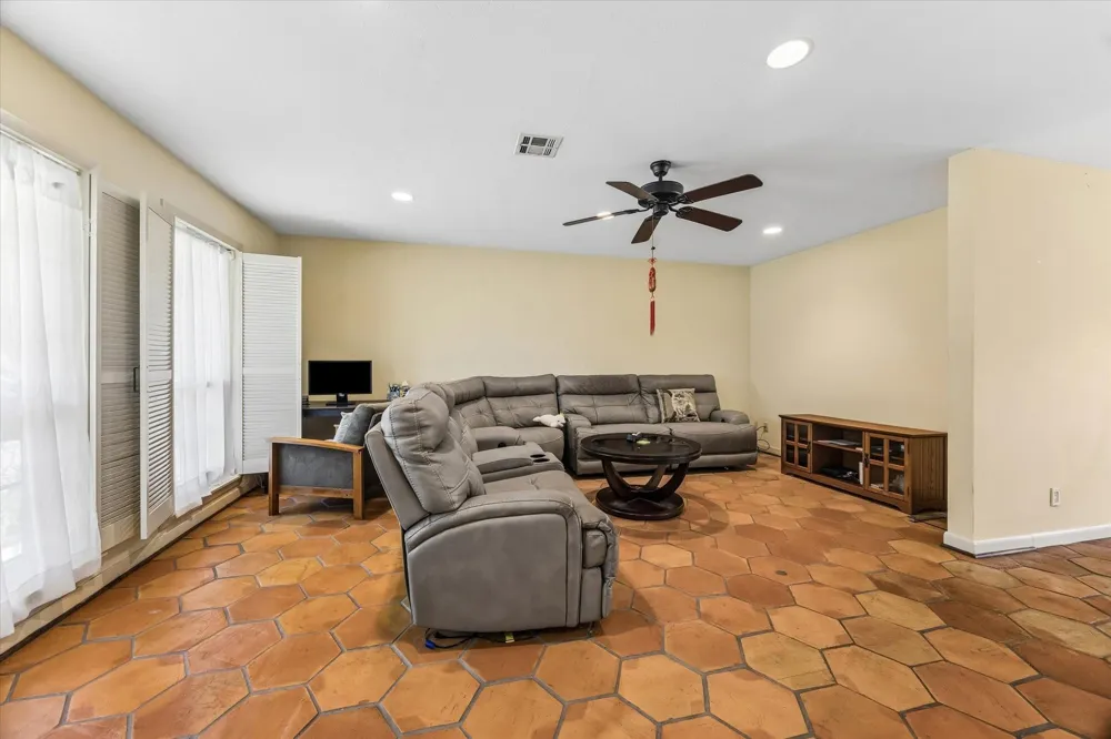 5154 Beechnut St Houston, TX 77096
