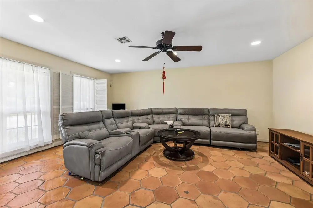 5154 Beechnut St Houston, TX 77096