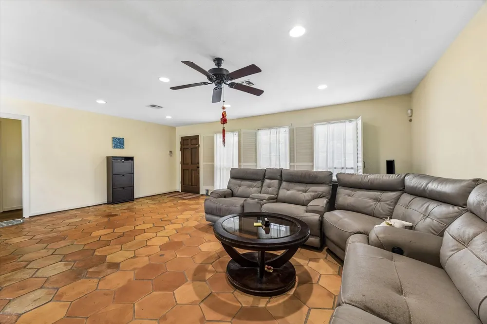5154 Beechnut St Houston, TX 77096