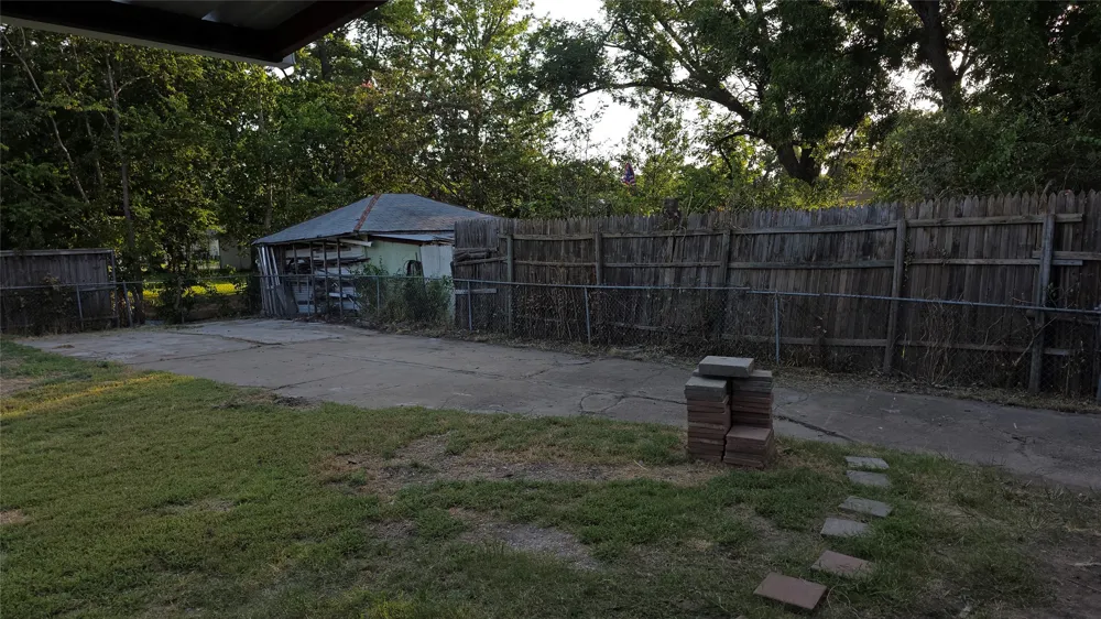 608 W 6th Street Bonham, TX 75418