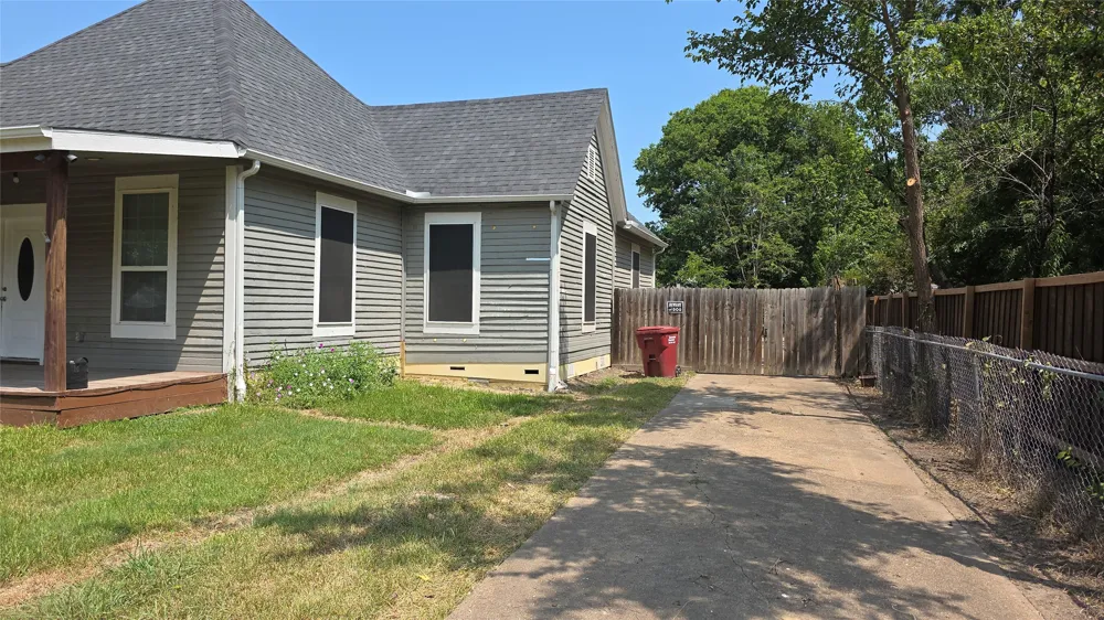 608 W 6th Street Bonham, TX 75418