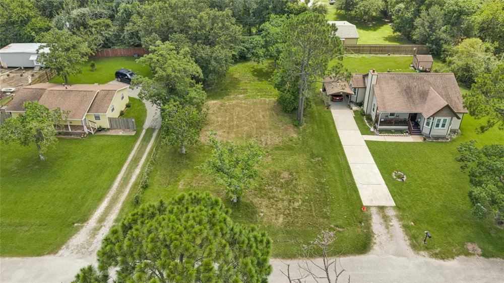 6519 Pinecrest Drive Hitchcock, TX 77563