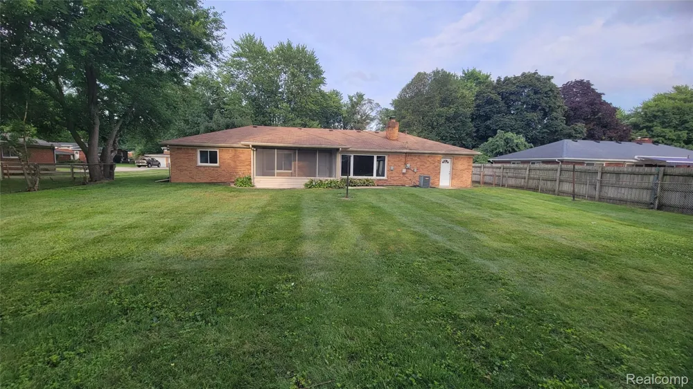 45437 Hecker Drive Utica City, MI 48317