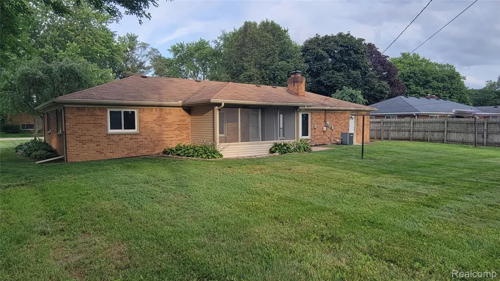 45437 Hecker Drive Utica City, MI 48317
