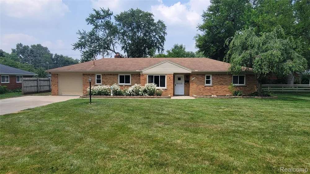 45437 Hecker Drive Utica City, MI 48317