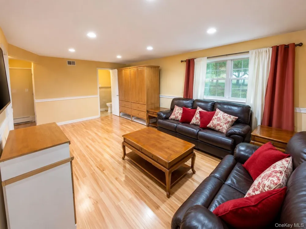 10 Roe Circle Monroe, NY 10950