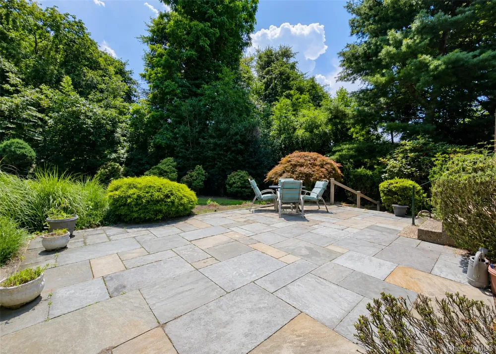 16 Woodhull Road East Setauket, NY 11733