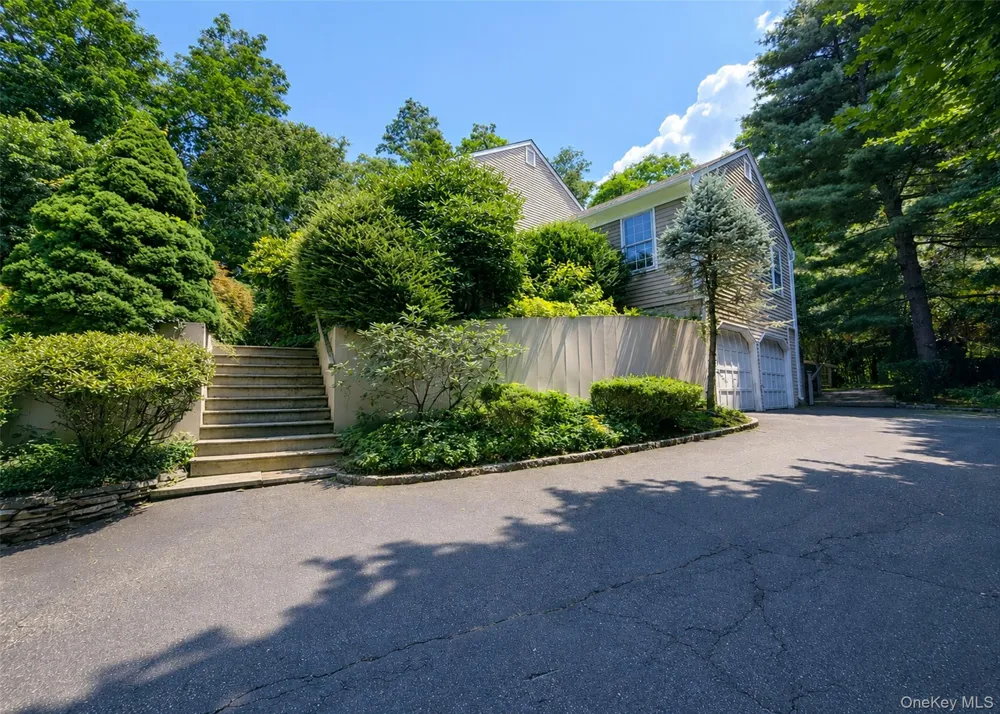 16 Woodhull Road East Setauket, NY 11733