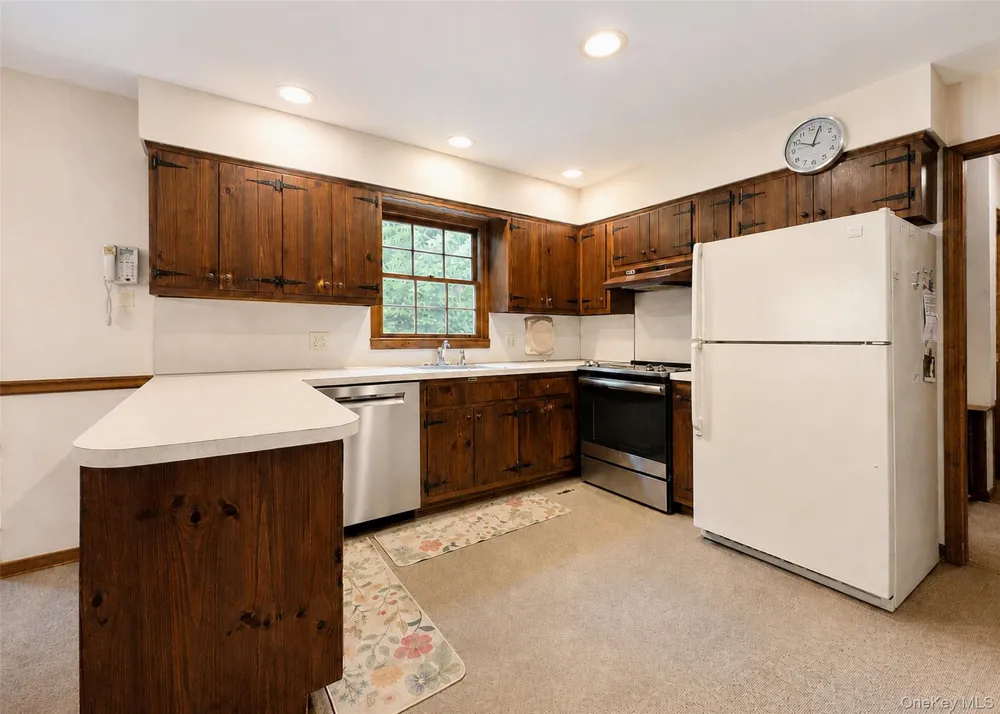 16 Woodhull Road East Setauket, NY 11733