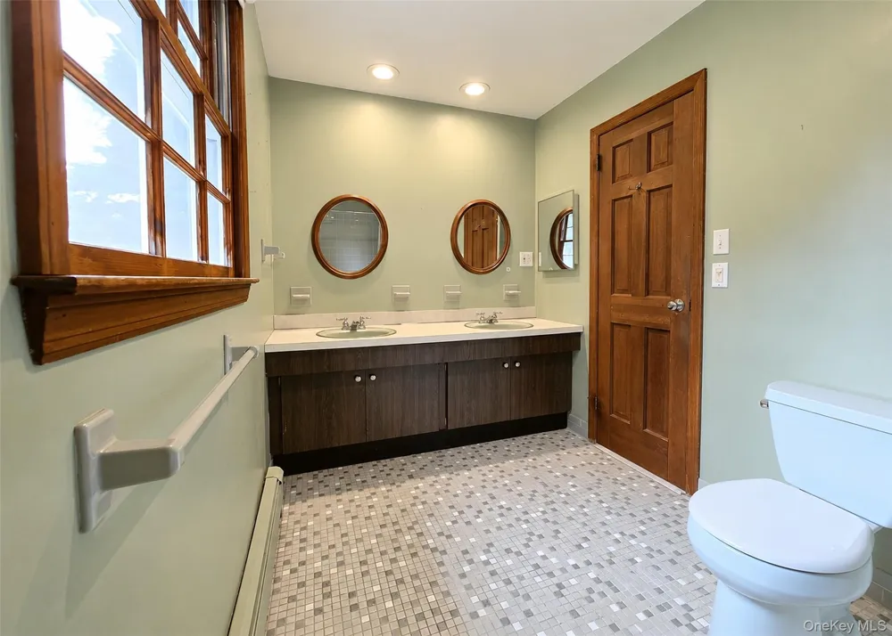 16 Woodhull Road East Setauket, NY 11733