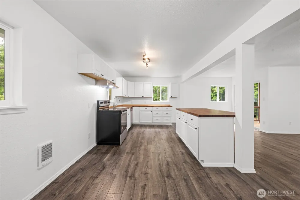 2693 State Rt 101 Ilwaco, WA 98624