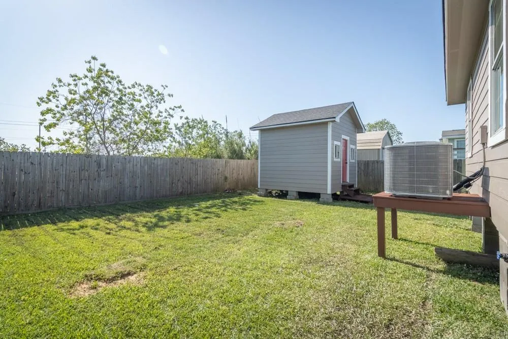 725 10th Street Dickinson, TX 77539
