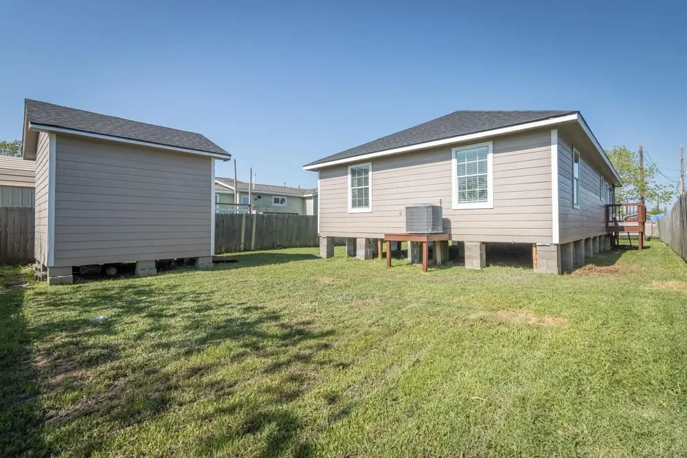 725 10th Street Dickinson, TX 77539