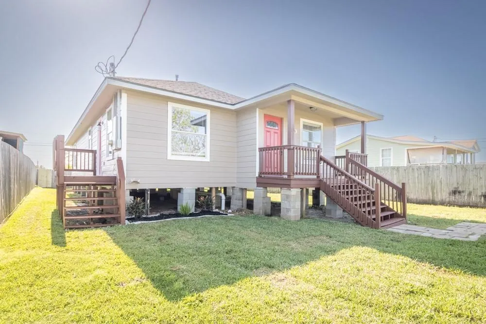 725 10th Street Dickinson, TX 77539