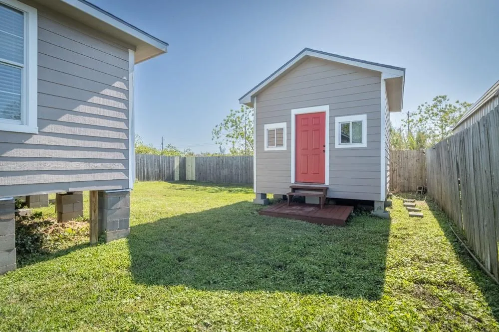 725 10th Street Dickinson, TX 77539