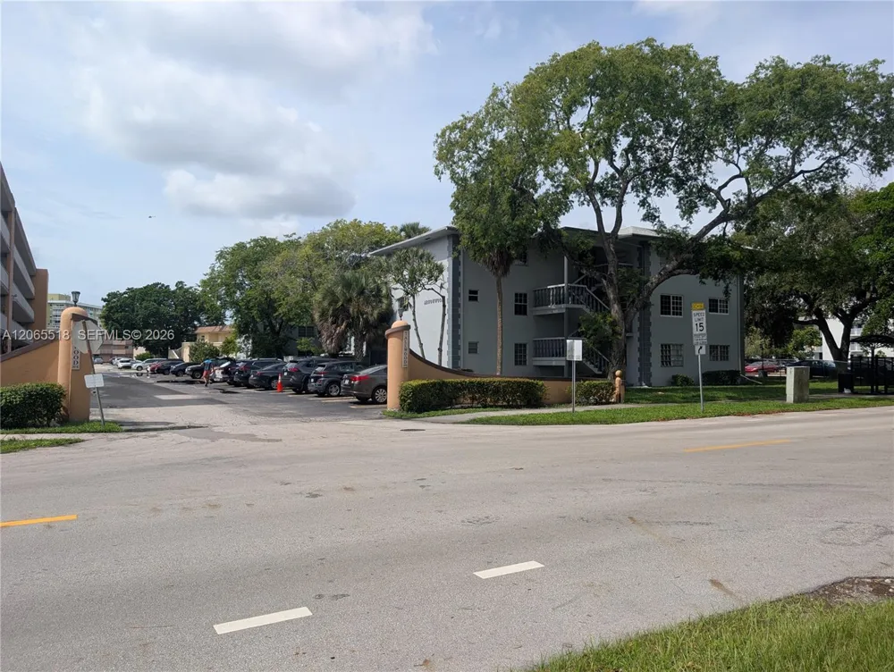 900 Tallwood Ave #305 Hollywood, FL 33021