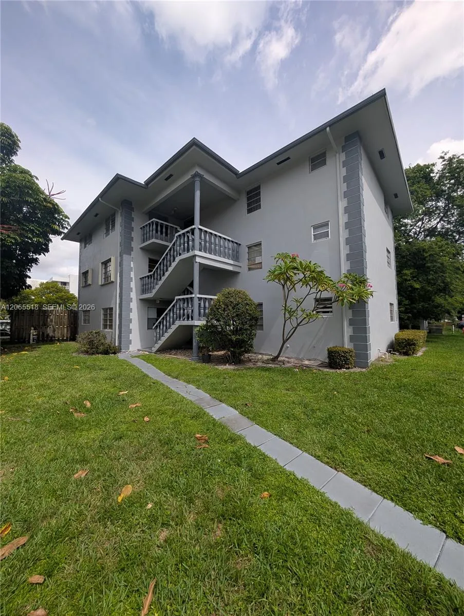 900 Tallwood Ave #305 Hollywood, FL 33021