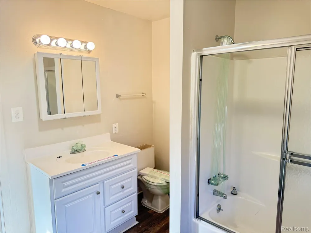22851 Colgate Street Farmington City, MI 48336