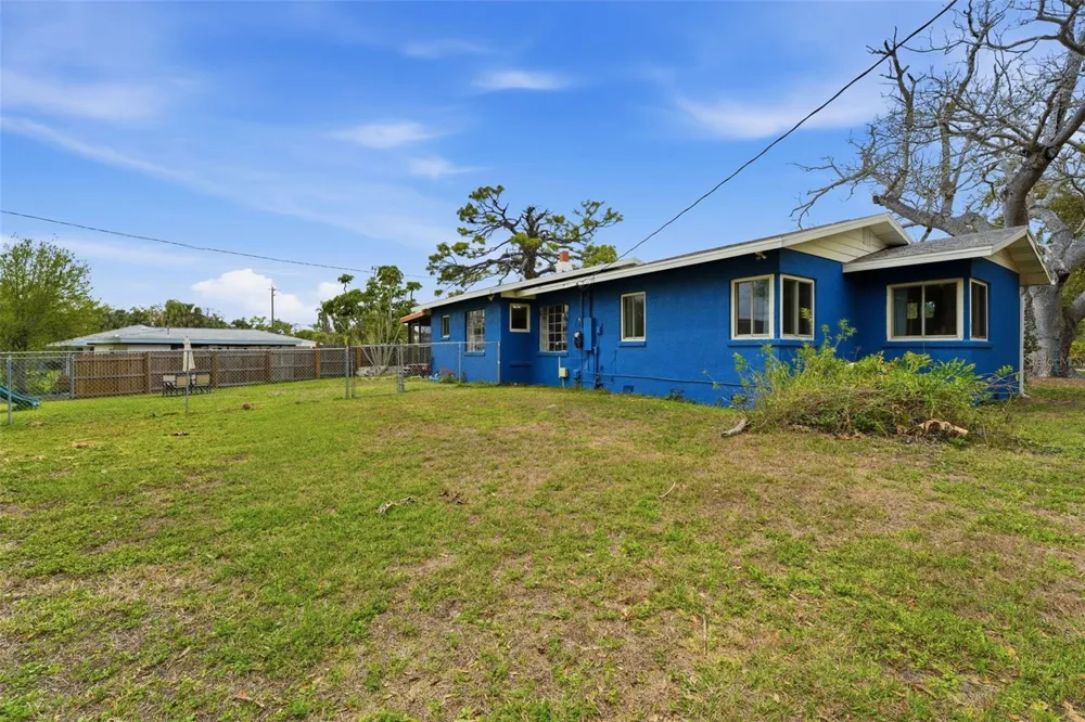 418 EDWARDS DRIVE Sarasota, FL 34243