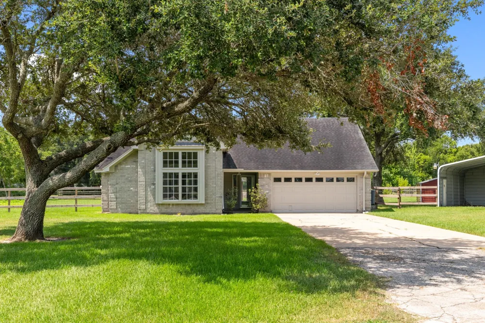 3855 County Road 960 Alvin, TX 77511