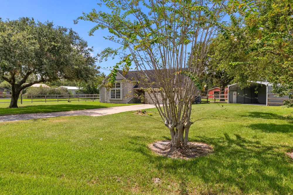 3855 County Road 960 Alvin, TX 77511