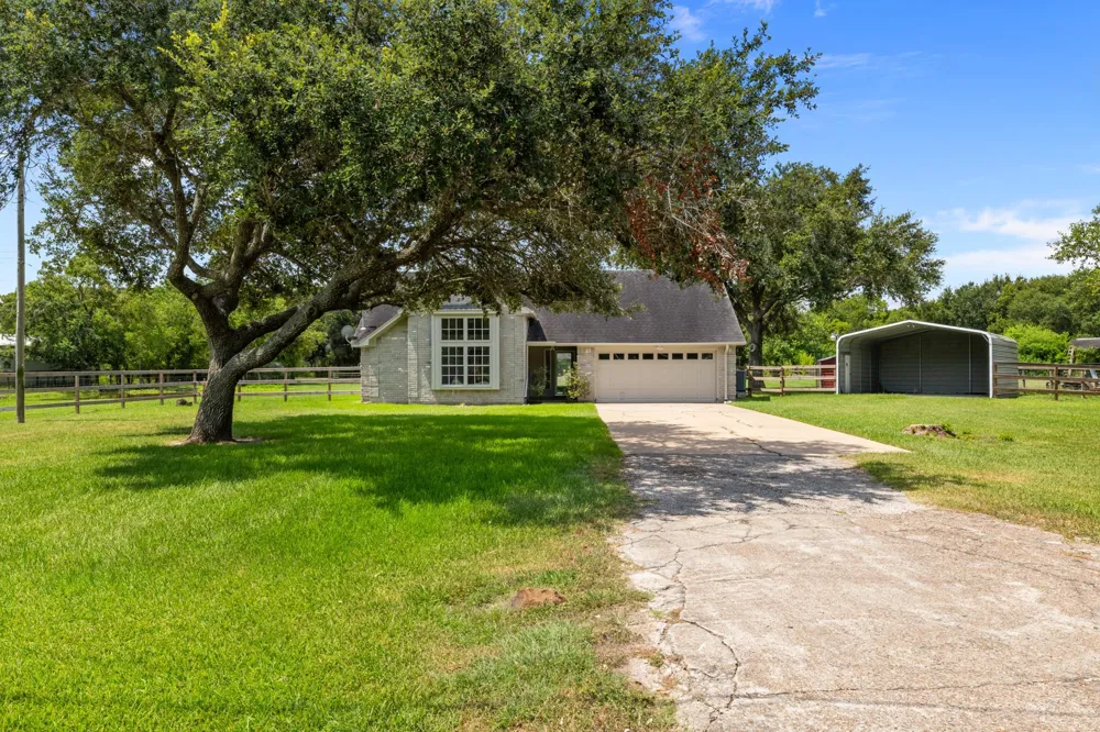3855 County Road 960 Alvin, TX 77511