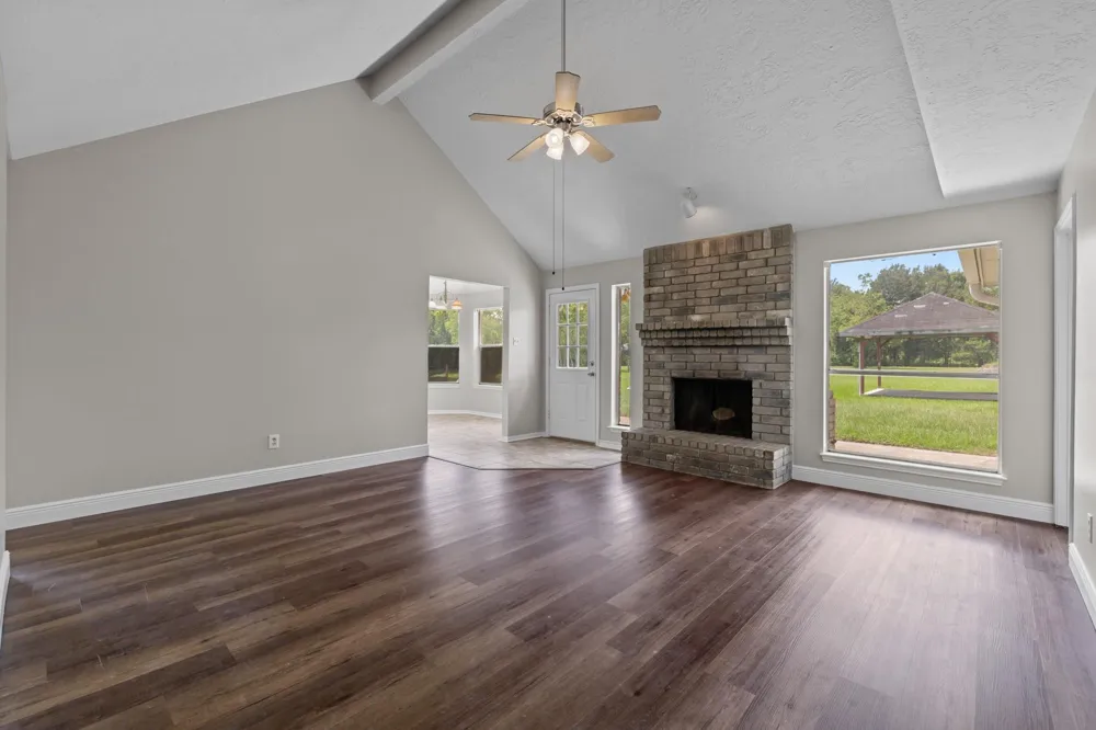 3855 County Road 960 Alvin, TX 77511