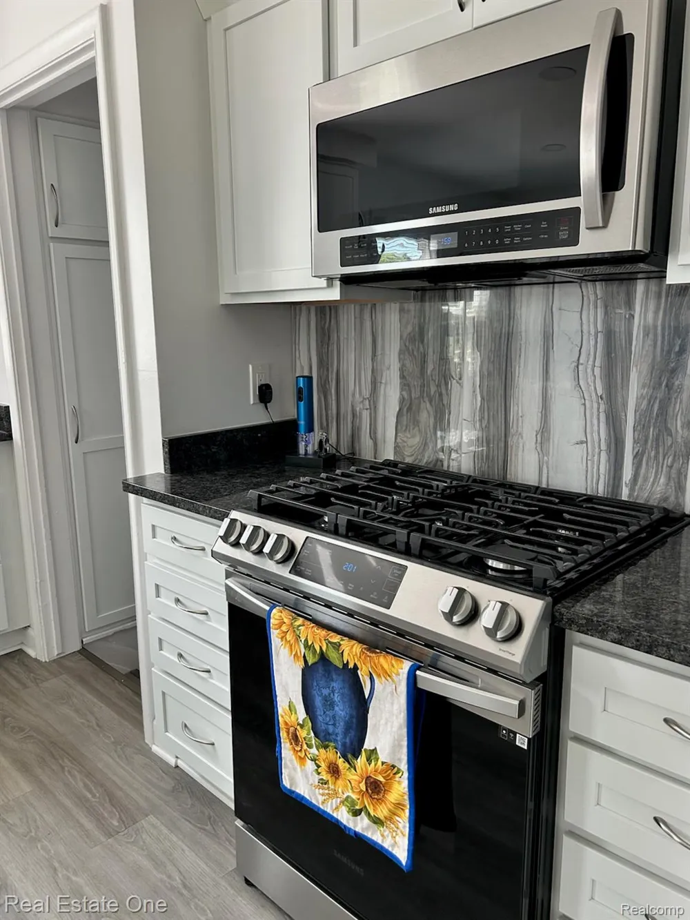 2075 Deering Street Garden City City, MI 48135