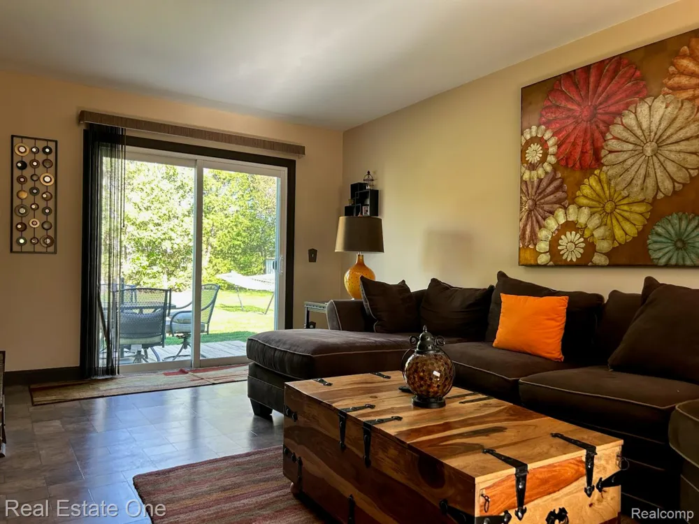 2075 Deering Street Garden City City, MI 48135