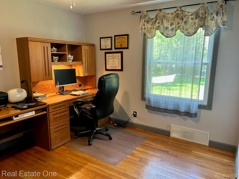 2075 Deering Street Garden City City, MI 48135