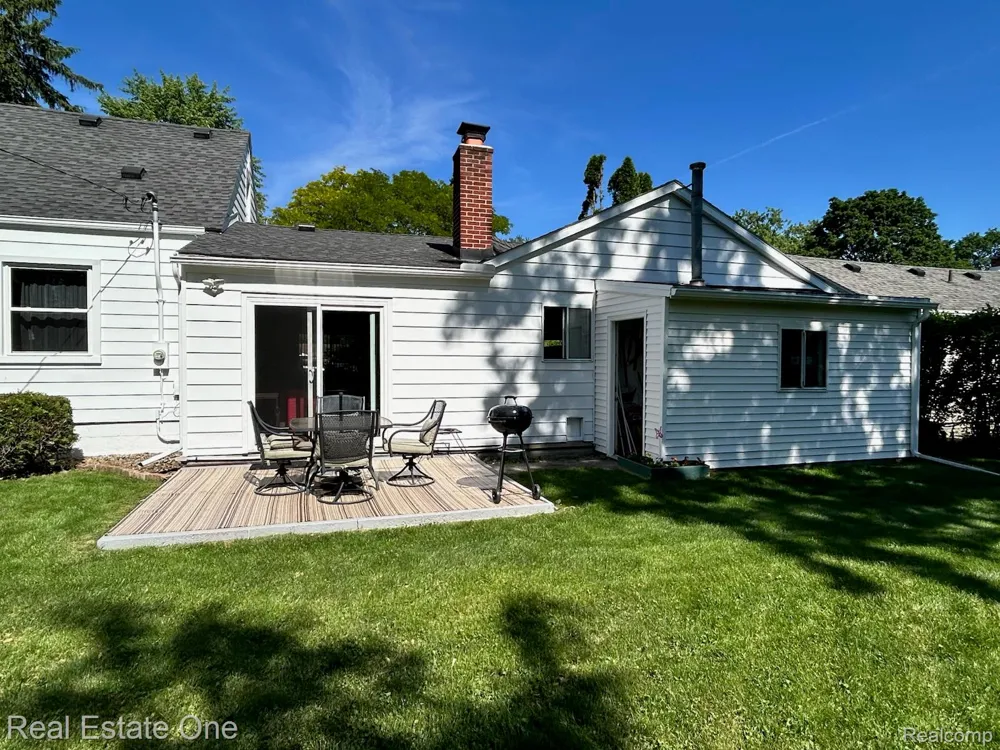 2075 Deering Street Garden City City, MI 48135