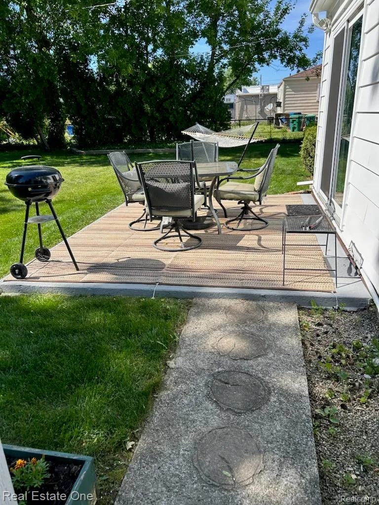 2075 Deering Street Garden City City, MI 48135