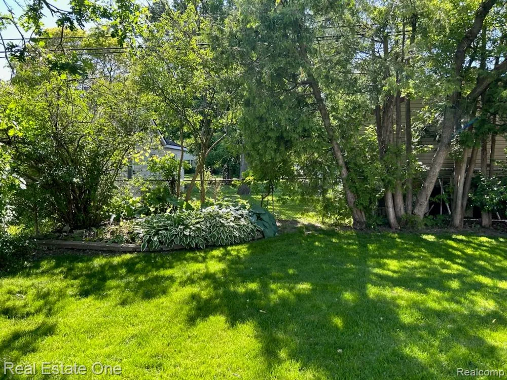 2075 Deering Street Garden City City, MI 48135