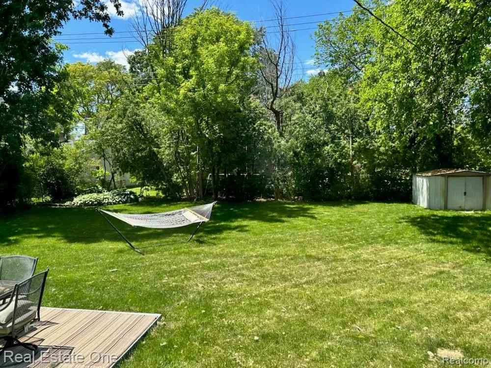2075 Deering Street Garden City City, MI 48135