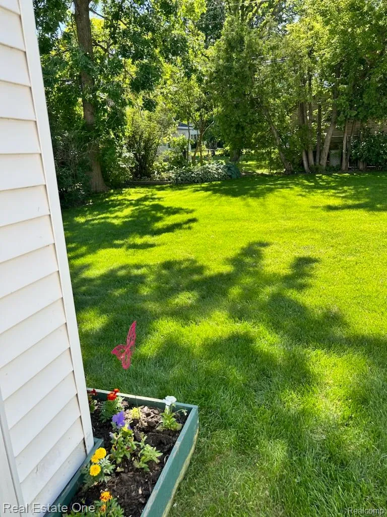 2075 Deering Street Garden City City, MI 48135
