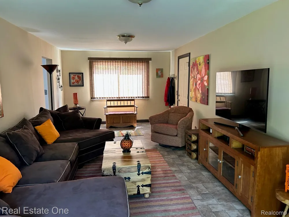 2075 Deering Street Garden City City, MI 48135
