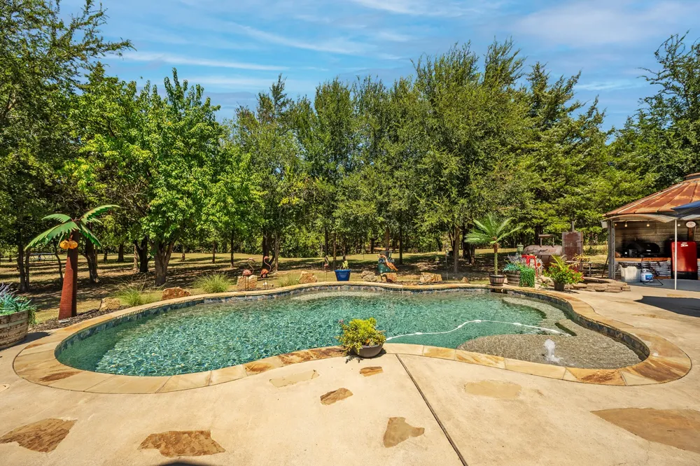 1011 Red Road Howe, TX 75459