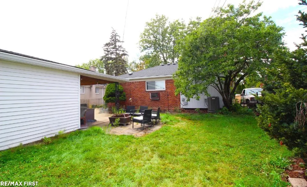 24914 Raven Avenue Eastpointe City, MI 48021