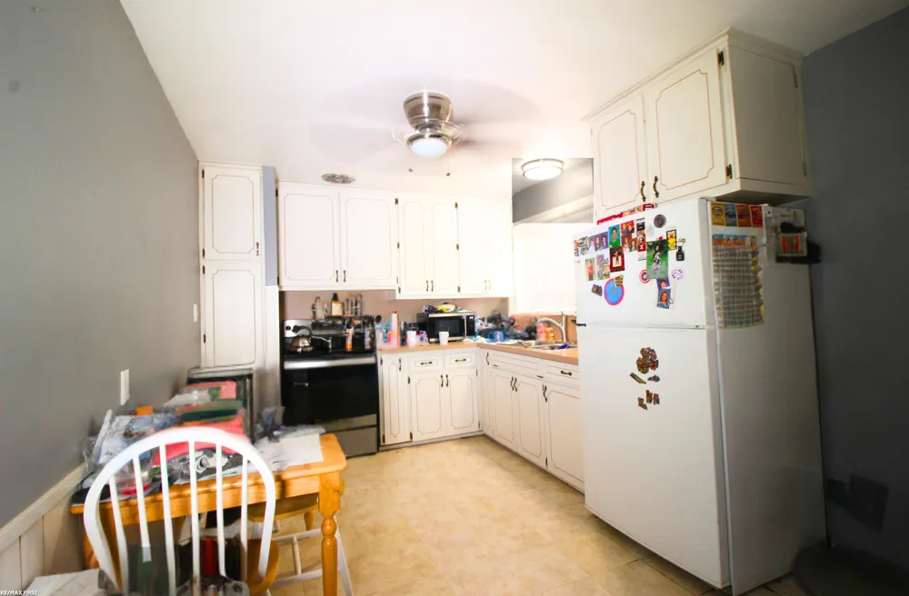 24914 Raven Avenue Eastpointe City, MI 48021