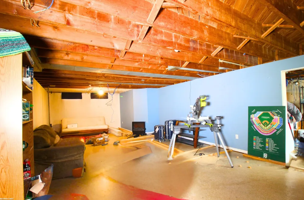24914 Raven Avenue Eastpointe City, MI 48021