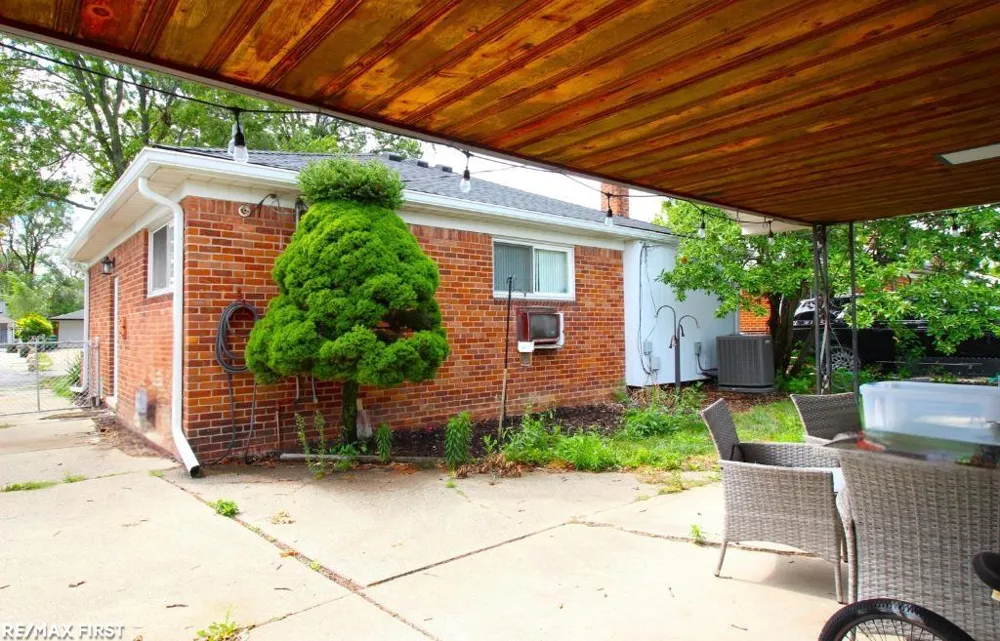 24914 Raven Avenue Eastpointe City, MI 48021