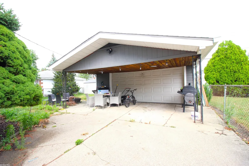 24914 Raven Avenue Eastpointe City, MI 48021